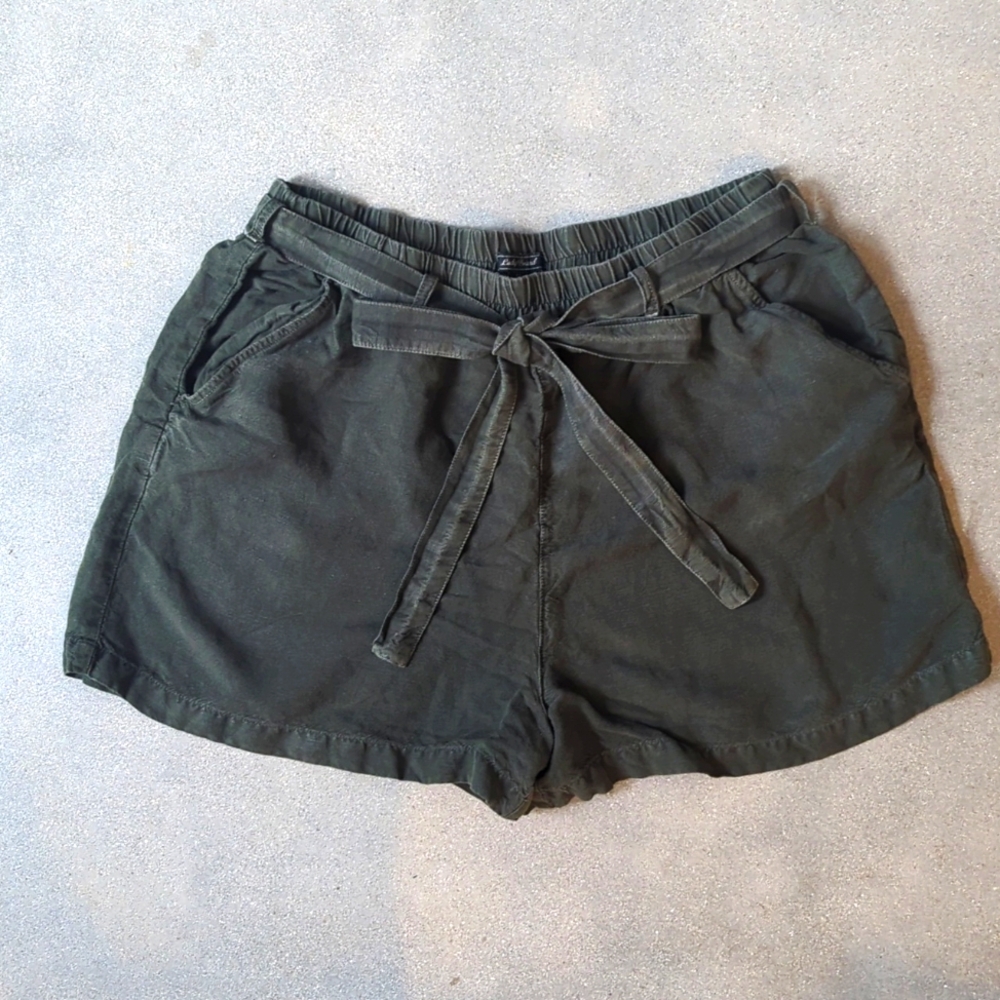 ❤️ Lucky Brand olive green women's high waisted shorts with cute tie
